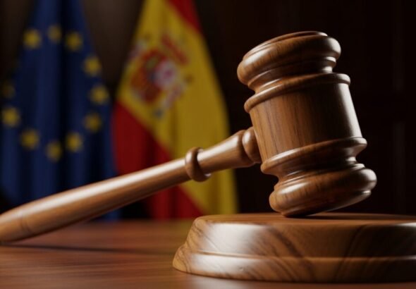 Mazo de juez en una sala de tribunal representando una sentencia judicial