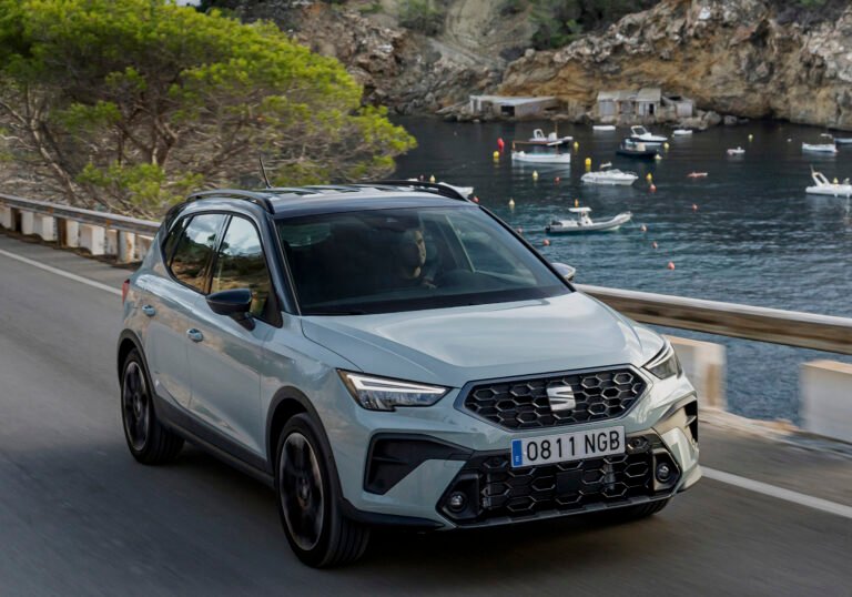Imagen del seat arona por una carretera con vistas al mar.