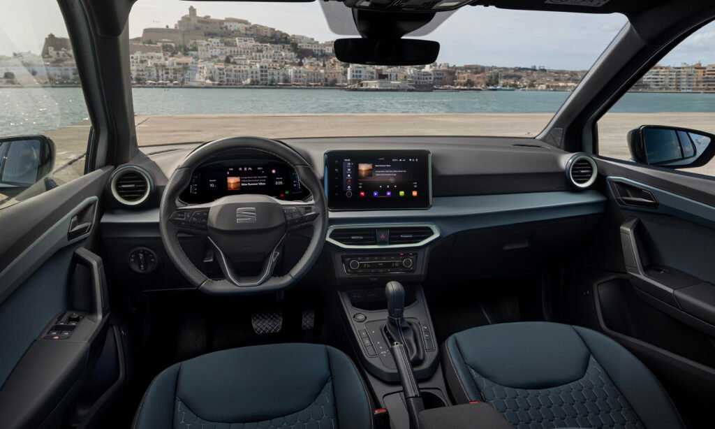 El SEAT Arona consolida su hegemonía en España como el SUV urbano más vendido por séptimo año consecutivo Vista del interior de vehículo seat con vistas al mar