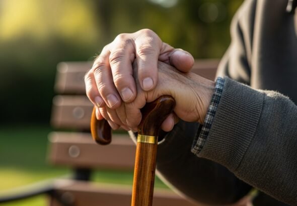 Imagen representativa de una persona jubilada que ilustra la subida de las pensiones 2026
