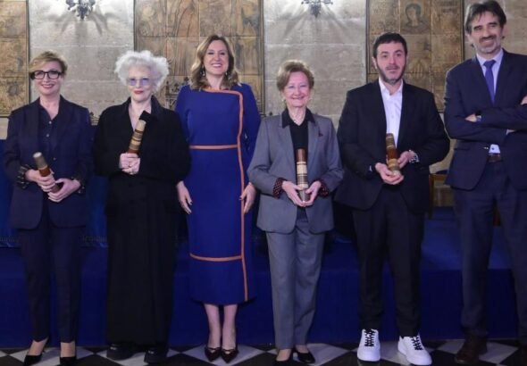 Imagen de la alcaldesa de Valencia con los galadornados en los premios al mérito cultural de Valencia