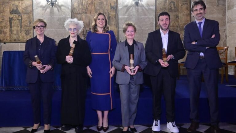 Imagen de la alcaldesa de Valencia con los galadornados en los premios al mérito cultural de Valencia