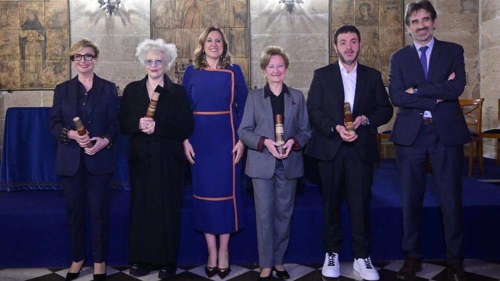Imagen de la alcaldesa de Valencia con los galadornados en los premios al mérito cultural de Valencia