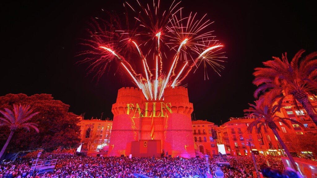 El calendario fallero de 2026 activa la seguridad en las fachadas de la plaza de L’Ajuntament Imagen de las Torres de Serrano un día de la crida.
