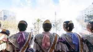 Falleras disfrutando de una Mascletá desde el balcón del Ayuntamiento.