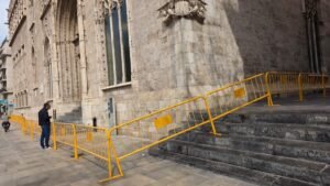 Imagen que muestra la Lonja de Valencia protegida por vallas para las Fallas de 2026