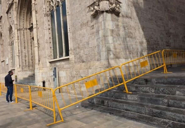 Imagen que muestra la Lonja de Valencia protegida por vallas para las Fallas de 2026