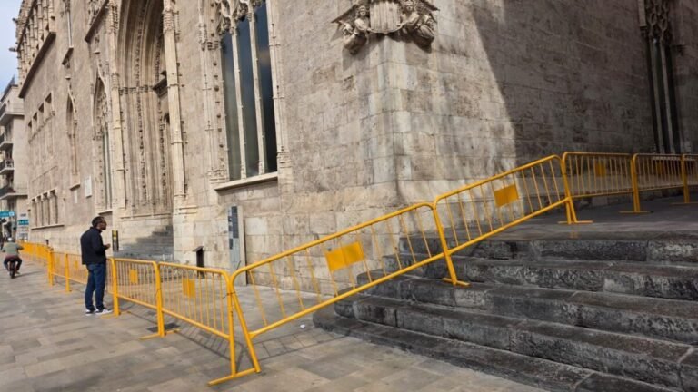 Imagen que muestra la Lonja de Valencia protegida por vallas para las Fallas de 2026