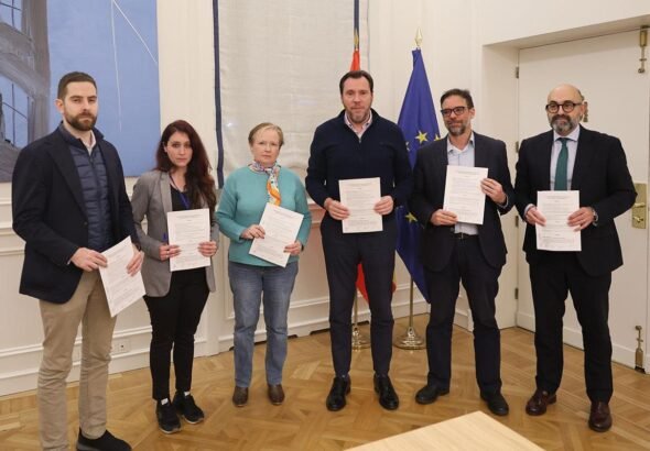 El ministro de Transportes y Movilidad Sostenible, Óscar Puente, junto a los representantes de Adif, Renfe y de los sindicatos SEMAF, UGT y CCOO durante el encuentro.