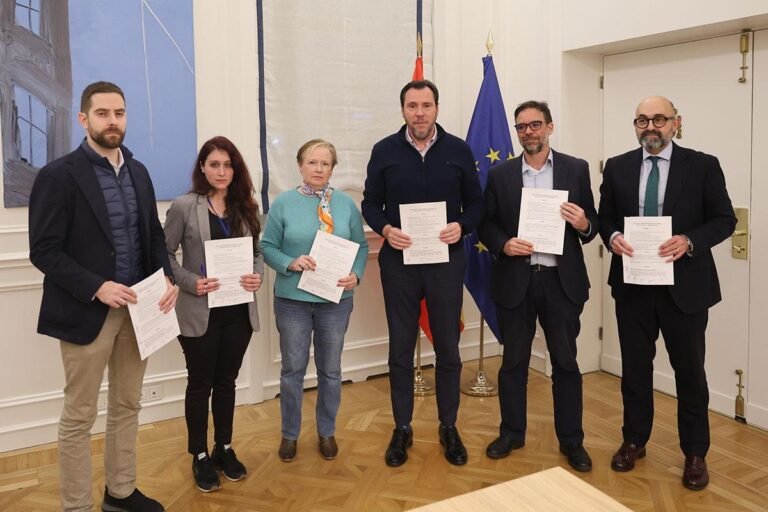 El ministro de Transportes y Movilidad Sostenible, Óscar Puente, junto a los representantes de Adif, Renfe y de los sindicatos SEMAF, UGT y CCOO durante el encuentro.