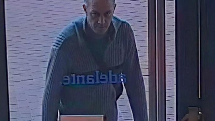 La Guardia Civil solicita colaboración ciudadana para identificar al autor de un homicidio en 2005 Hombre entrando por la puerta sospechoso de crimen Barcelona.