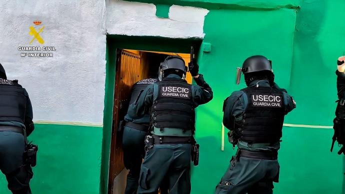 La Guardia Civil detiene a un clan familiar por usurpar la identidad de un anciano y estafarle 14.000 euros Imagen de una operación en Zaragoza por estafar y usurpacion de identidad.