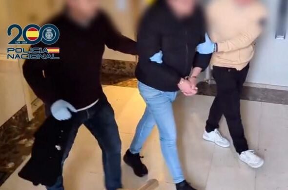 Imagen que muestra la operación de la policía nacional para deterner a un agresor sexual.