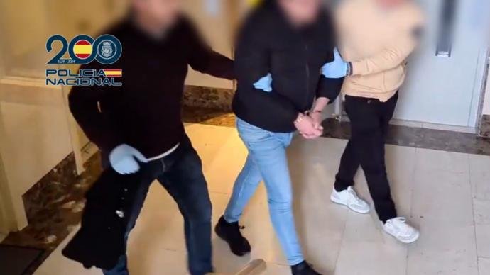 Detenido en Madrid por retransmitir en directo abusos sexuales a su hija y distribuir pornografía infantil Imagen que muestra la operación de la policía nacional para deterner a un agresor sexual.