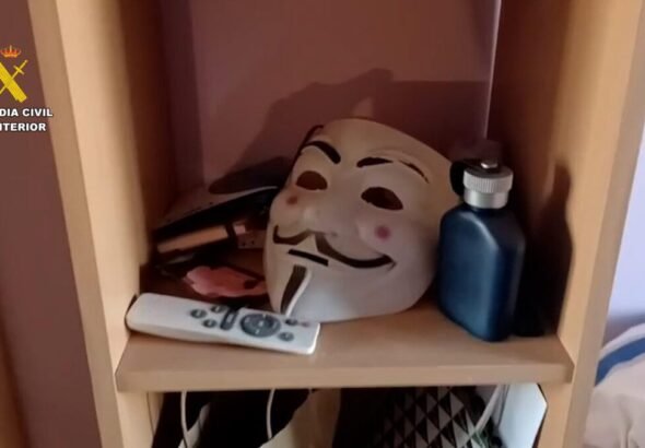Imagen que muestra una estantería con una mascara