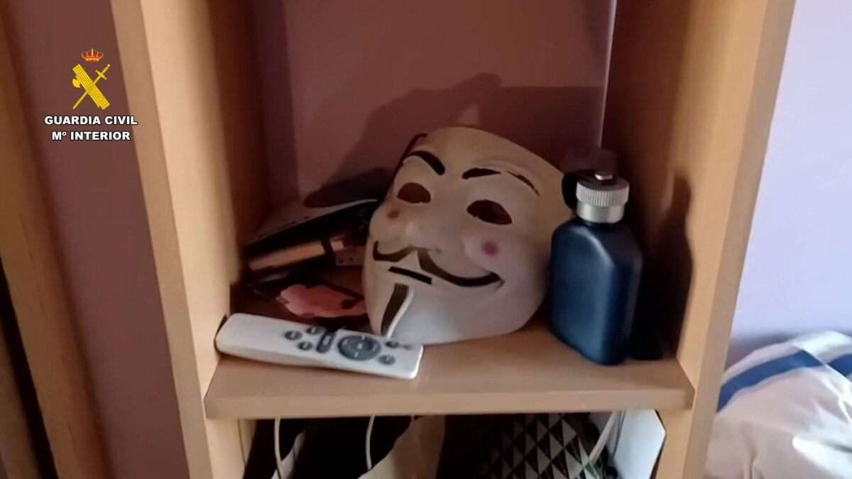 La Guardia Civil desarticula Anonymous Fénix tras sus ciberataques contra organismos públicos Imagen que muestra una estantería con una mascara