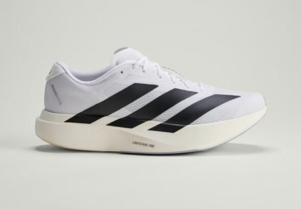 Las zapatillas de adidas Adizero en color blanco y negro