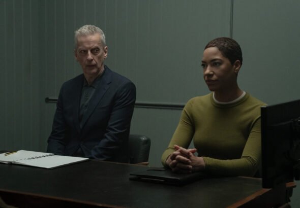Peter Capaldi y Cush Jumbo en una escena de «Historial delictivo».