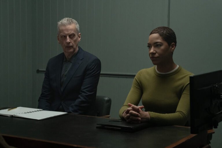 Peter Capaldi y Cush Jumbo en una escena de «Historial delictivo».