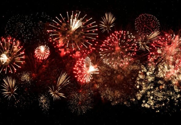 Fuegos artificiales coloridos en el cielo en las Fallas 2026.