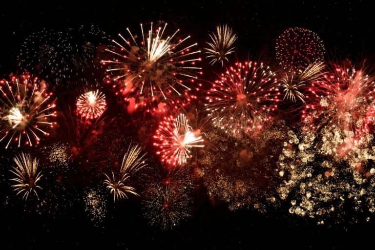 Fuegos artificiales coloridos en el cielo en las Fallas 2026.