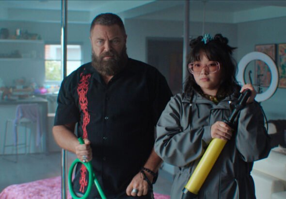 Nick Offerman y Thaddea Graham en una escena de «Margo tiene problemas de dinero»