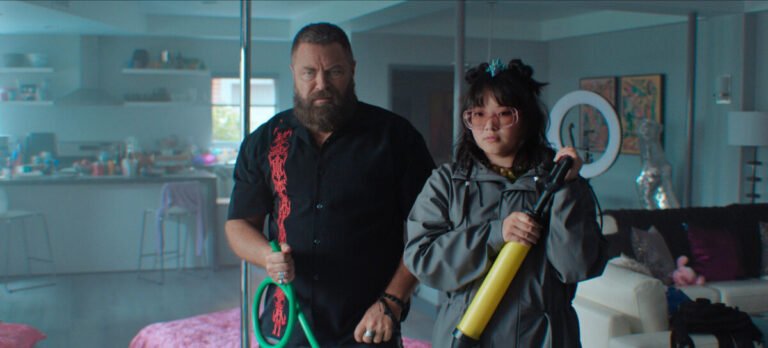 Nick Offerman y Thaddea Graham en una escena de «Margo tiene problemas de dinero»