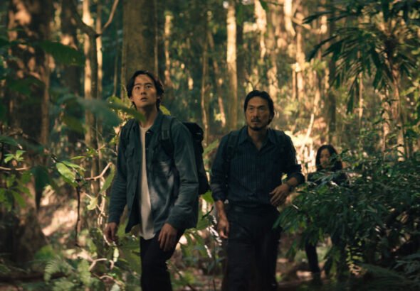 Ren Watabe y Takehiro Hira en una escena de la serie Monarch: el legado de los monstruos