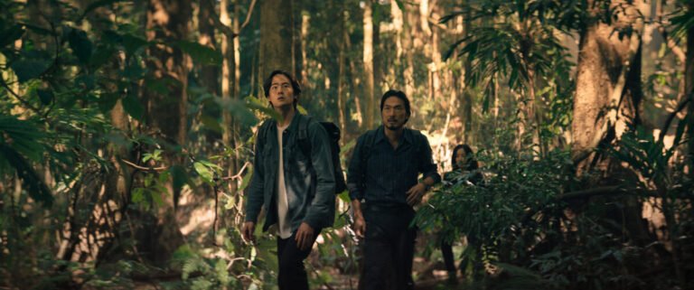 Ren Watabe y Takehiro Hira en una escena de la serie Monarch: el legado de los monstruos