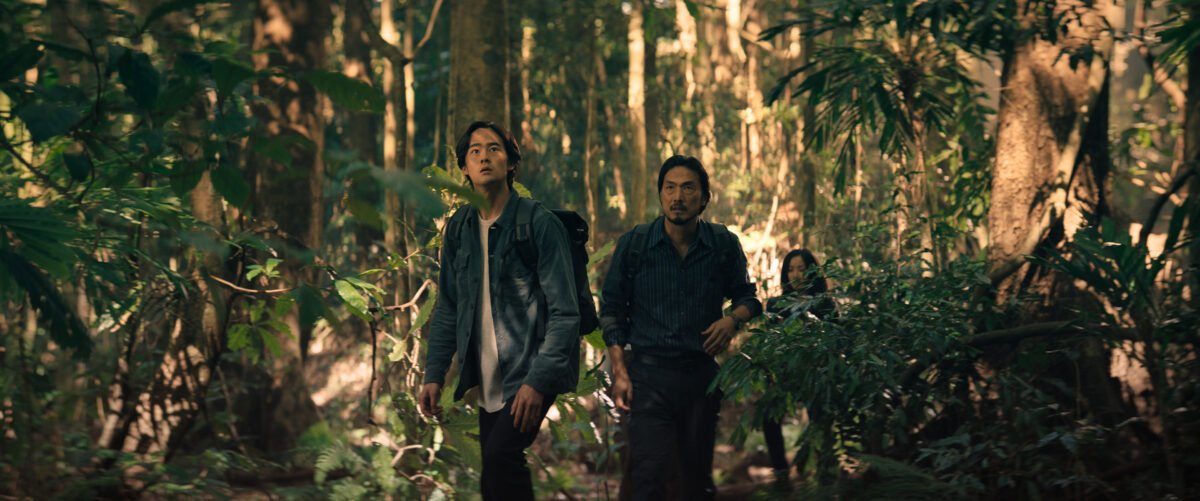 Ren Watabe y Takehiro Hira en una escena de la serie Monarch: el legado de los monstruos