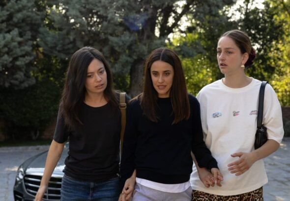 Anna Castillo, Macarena García y Laura Weissmahr en una escena de la serie Se tiene que morir mucha gente.