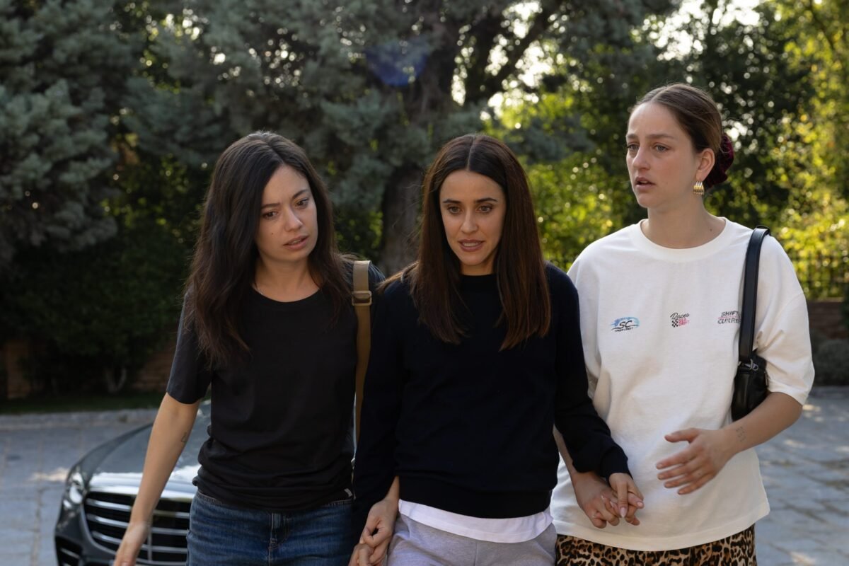 Movistar Plus+ fija el estreno de 'Se tiene que morir mucha gente' para el próximo mes de mayo Anna Castillo, Macarena García y Laura Weissmahr en una escena de la serie Se tiene que morir mucha gente.