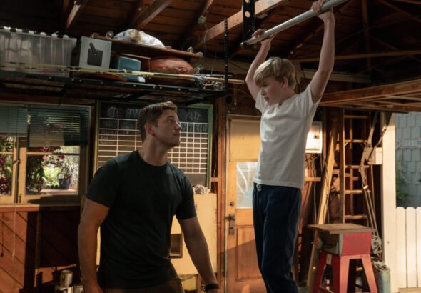 Chris Pratt y Jude Hill en una escena de la película El camino del guerrero.
