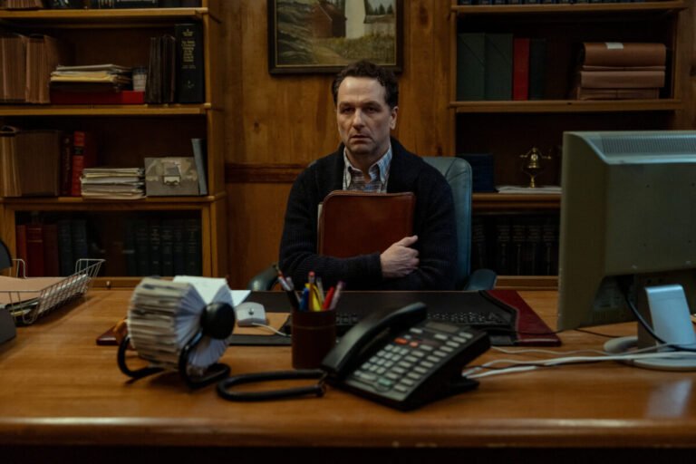 Matthew Rhys en un capítulo de la serie «Widow’s Bay»