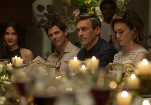 Olivia Munn, James Marsden, Jon Hamm y Heather Lind en una escena de «Vicios ocultos»