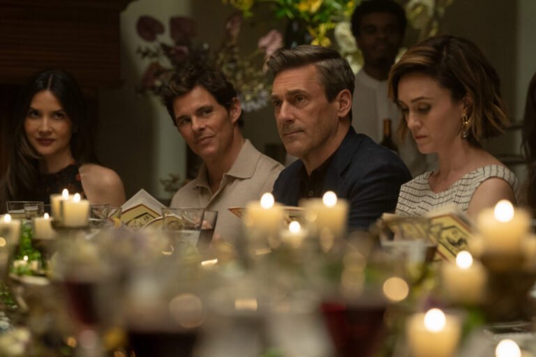 Olivia Munn, James Marsden, Jon Hamm y Heather Lind en una escena de «Vicios ocultos»