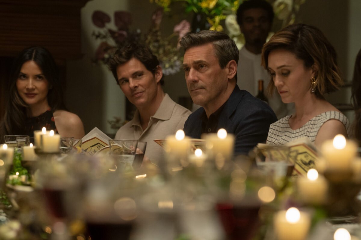 Apple TV fija el estreno de la segunda temporada de Vicios ocultos para el 3 de abril Olivia Munn, James Marsden, Jon Hamm y Heather Lind en una escena de «Vicios ocultos»