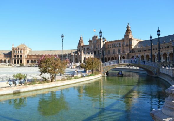 Imagen de una ciudad de España un día soleado.