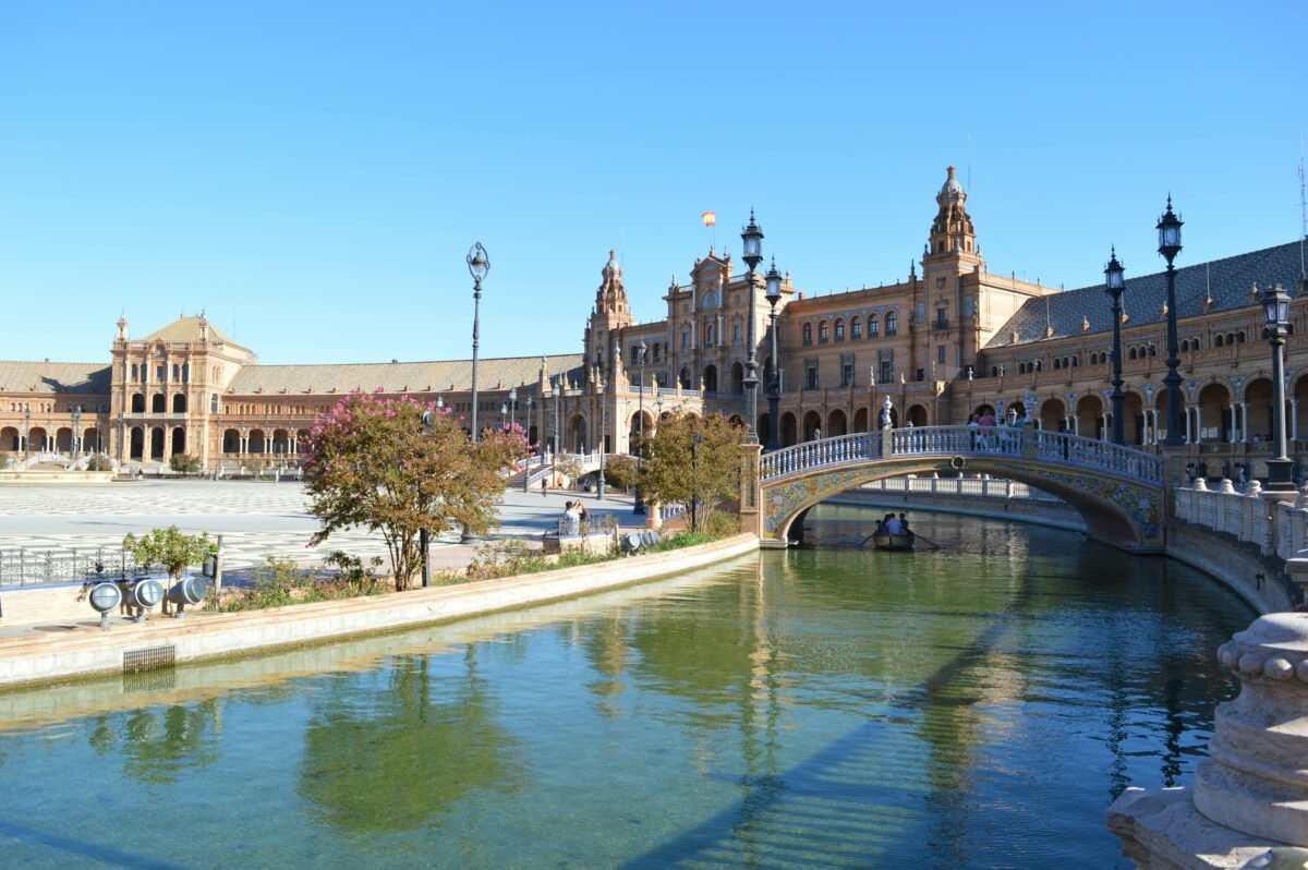 El ascenso de temperaturas marcará la jornada bajo la influencia de un anticiclón generalizado Imagen de una ciudad de España un día soleado.
