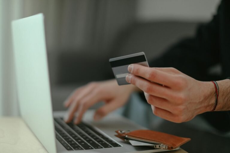 Detalle de un dispositivo informático utilizado para realizar un ciberataque específicamente diseñado contra pasarelas de pago.