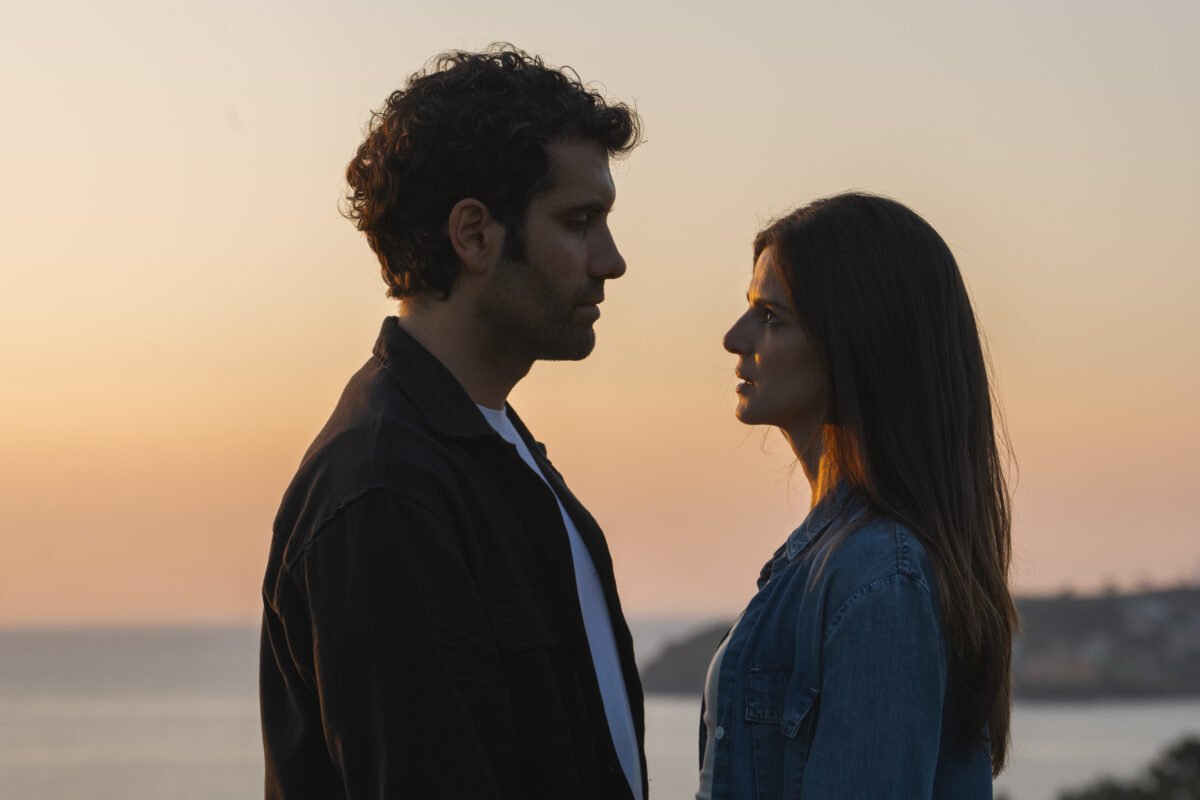 Imagen de los protagonistas de la serie clanes.