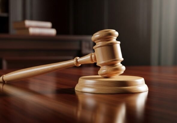 Mazo judicial en un tribunal representando la condena a un hombre por homicidio en grado de tentativa.