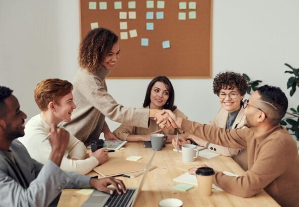 Profesionales en una oficina sujeta al Convenio colectivo de gestorías administrativas.