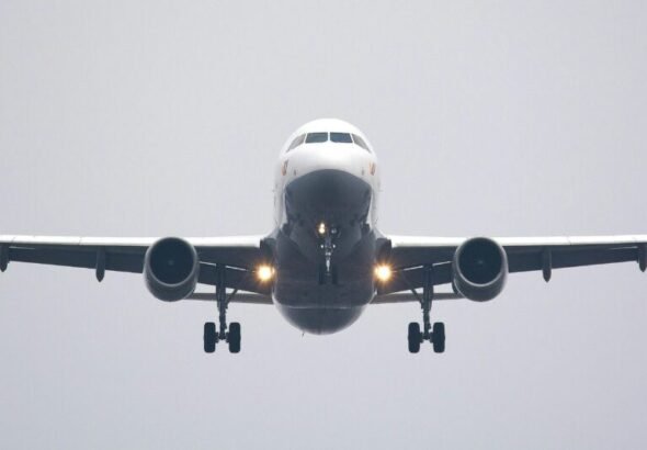 Imagen de un avión volando