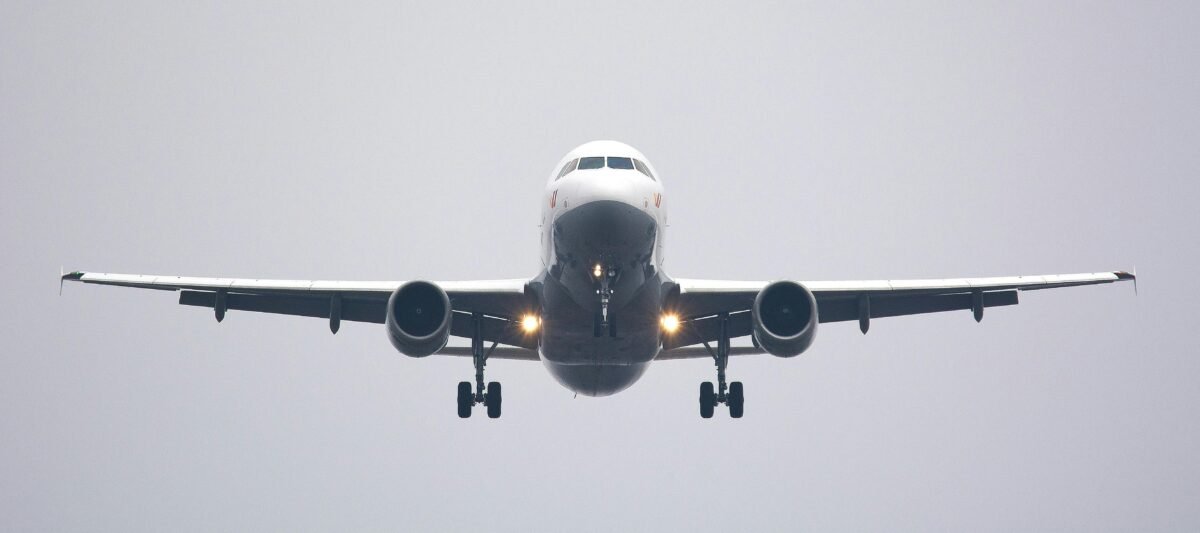Iberia garantiza el salario mínimo mensual a sus tripulantes tras modificar el convenio colectivo Imagen de un avión volando