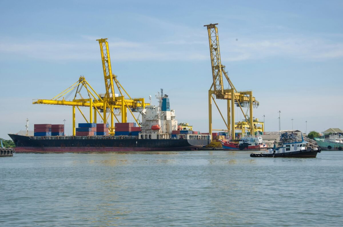 Imagen de un puerto donde cargan contenedores en los barcos para comercio exterior.