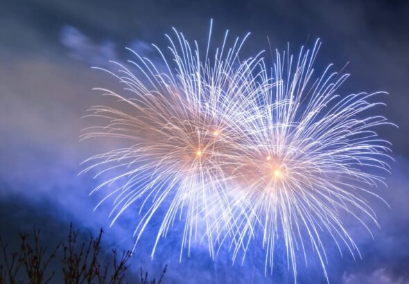 Fuegos artificiales iluminando el cielo en las fallas 2026.