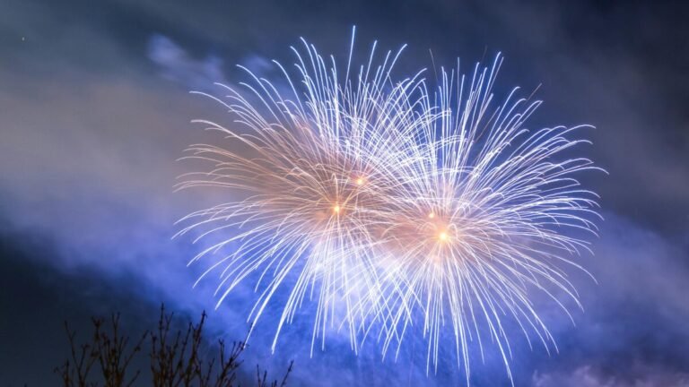 Fuegos artificiales iluminando el cielo en las fallas 2026.