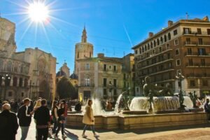 Vista de la plaza de la virgen en Valencia un día de las fallas 2026