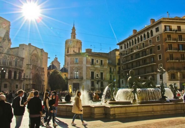 Vista de la plaza de la virgen en Valencia un día de las fallas 2026